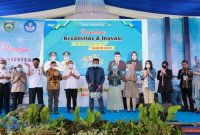 Herman Deru ketika membuka pameran kreatifitas dan Inovasi SMK se-Sumsel 2021 di Halaman Kantor DPRD Sumsel, Rabu [17/11].
