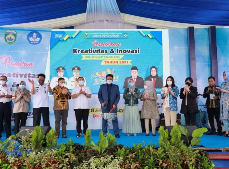 Herman Deru ketika membuka pameran kreatifitas dan Inovasi SMK se-Sumsel 2021 di Halaman Kantor DPRD Sumsel, Rabu [17/11].