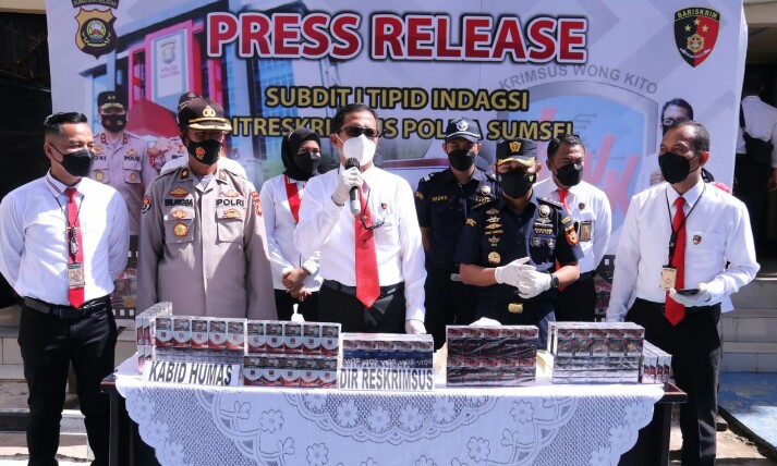 Direktorat Reserse Kriminal Khusus [Ditreskrimsus] Kepolisian Daerah Sumatera Selatan [Polda Sumsel] amankan ribuan bungkus rokok tanpa bea cukai di dalam bus dan bagasi yang berada di halaman loket triadi satrio wisata, Kamis [8/11] sekitar pukul 06.00 WIB.