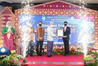 Penghargaan Rekor Muri tersebut diserahkan langsung oleh Senior Manager Museum Rekor Dunia Indonesia Triyono yang diterima Wakil Gubernur Provinsi Sumsel H Mawardi Yahya, bertempat di Ballroom Hotel Swarna Dwipa Palembang, Jumat [26/11].
