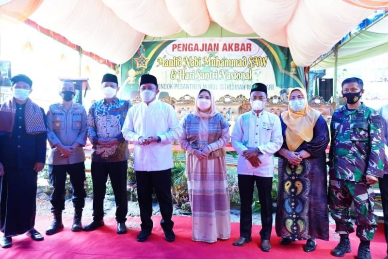 Gubernur Sumsel Herman Deru rutin mengguyur bantuan pembangunan  termasuk bantuan pembangunan asrama santri  seperti yang diberikannya pada Ponpes Nurul Istiqomah, Desa Windusari Kecamatan Belitang Jaya, Kabupaten OKU Timur, Selasa [2/11]. 