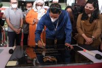 Menparekraf Sandiaga Uno menandatangani prasasti Peresmian Toilet Makam Mbah Priok, Jakarta Utara pada Minggu, (31/10)