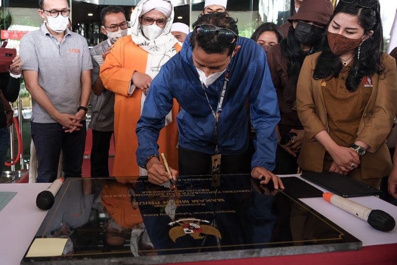 Menparekraf Sandiaga Uno menandatangani prasasti Peresmian Toilet Makam Mbah Priok, Jakarta Utara pada Minggu, (31/10)