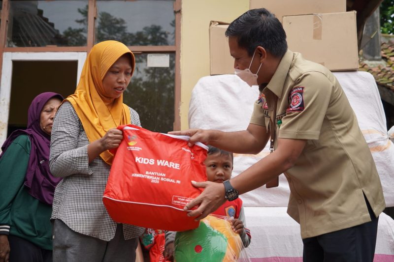 Kemensos menyalurkan bantuan kepada warga terdampak banjir bandang di Kabupaten Garut