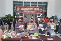 Direktur Resnarkoba Polda Jambi Kombes Pol Thomas Panji Susbandaru saat konferensi pers penggagalan 5Kg sabu yang akan diedarkan ke Lampung dan Pulau Jawa