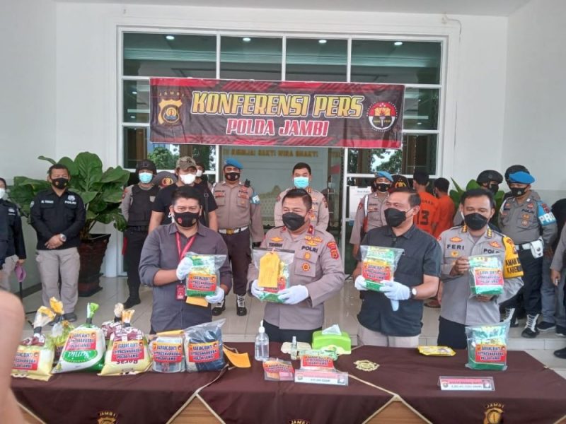 Direktur Resnarkoba Polda Jambi Kombes Pol Thomas Panji Susbandaru saat konferensi pers penggagalan 5Kg sabu yang akan diedarkan ke Lampung dan Pulau Jawa