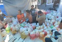 Dit Polairud Polda Kalimantan Timur mengamankan nelayan yang diduga menangkap dan memiliki secara ilegal ikan hias dilingdungi menggunakan bahan kimia jenis potasium sianida