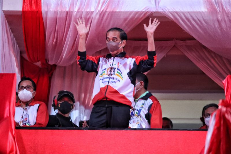 Presiden Republik Indonesia Joko Widodo (Jokowi) secara resmi menutup ajang Pekan Paralimpik Nasional (Peparnas) XVI Papua 2021 di Stadion Mandala Jayapura, Sabtu (13/11) malam WIT