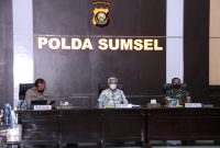 Kapolda Sumsel Irjen Pol Drs Toni Harmanto MH, Wakil Gubernur Ir H Mawardi Yahya, Pangdam II Sriwijaya Mayjen TNI Agus Suhardi mengikuti rapat koordinasi lintas sektoral secara virtual, Jumat [26/11].