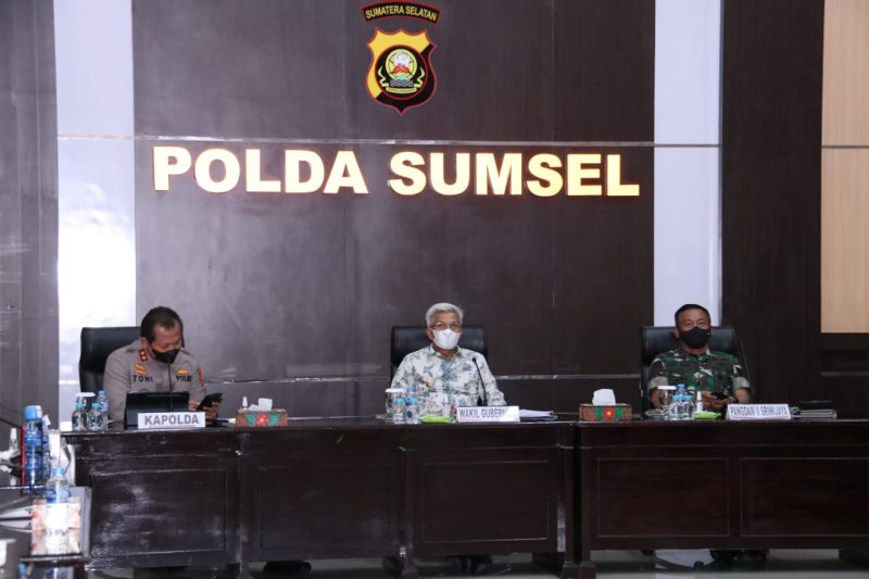 Kapolda Sumsel Irjen Pol Drs Toni Harmanto MH, Wakil Gubernur Ir H Mawardi Yahya, Pangdam II Sriwijaya Mayjen TNI Agus Suhardi mengikuti rapat koordinasi lintas sektoral secara virtual, Jumat [26/11].