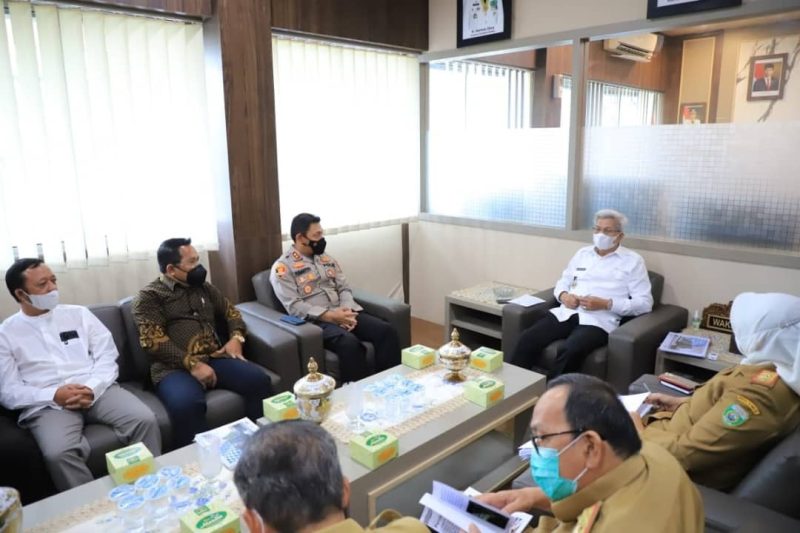 Wagub Sumsel H Mawardi Yahya ketika melakukan pertemuan dengan pengurus IDSS di ruang tamu Wakil Gubernur, Selasa [2/1].