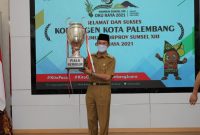 Walikota Palembang H Harnojoyo mengangkat Piala bergilir Porprov XIII 2021