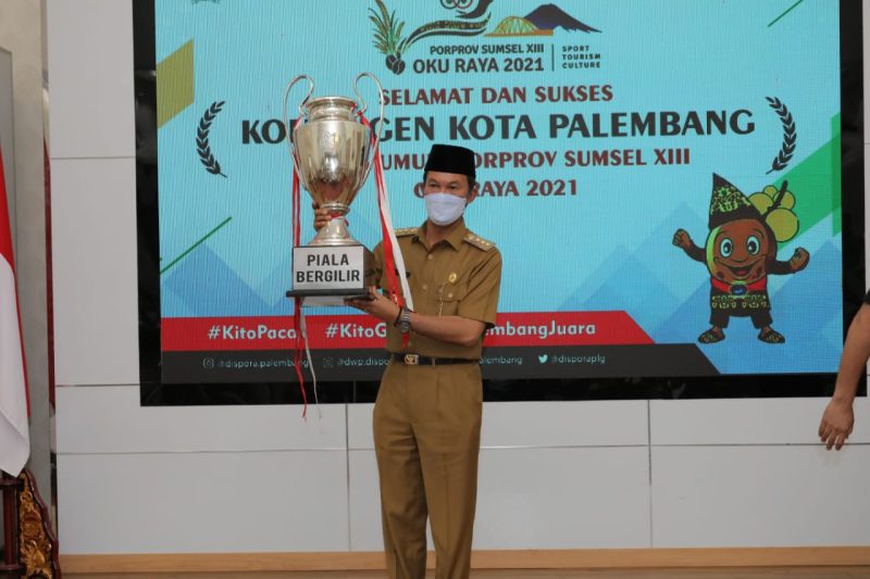 Walikota Palembang H Harnojoyo mengangkat Piala bergilir Porprov XIII 2021
