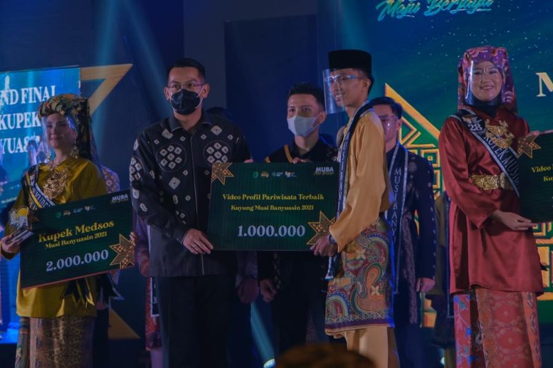 Setelah melalui tahap seleksi dan penjurian yang ketat, akhirnya Muhammad Apriza dan Yoseva Gabriela Sutarto terpilih menjadi Kuyung Kupek Muba Tahun 2021 pada malam Grand Final Kuyung Kupek Muba Tahun 2021, Kamis [28/10/2021] di Offroom Pemkab Muba.