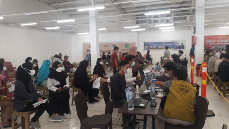 Anggota Dit Intelkam Polda Sumsel melaksanakan monitoring kegiatan vaksinasi di wilayah Kepolisian Sektor [Polsek] Sukarami Palembang, Kamis [4/11].