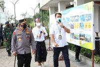 Kapolri Jenderal Listyo Sigit Prabowo bersama Panglima TNI Marsekal Hadi Tjahjanto saat bertatap muka dengan seluruh personel Brimob sekaligus meresmikan pembangunan kompleks Brimob Presisi Kompi 4 Balayon B Pelopor Manggarai Barat Satbrimob Polda NTT, Sabtu [6/11/2021].