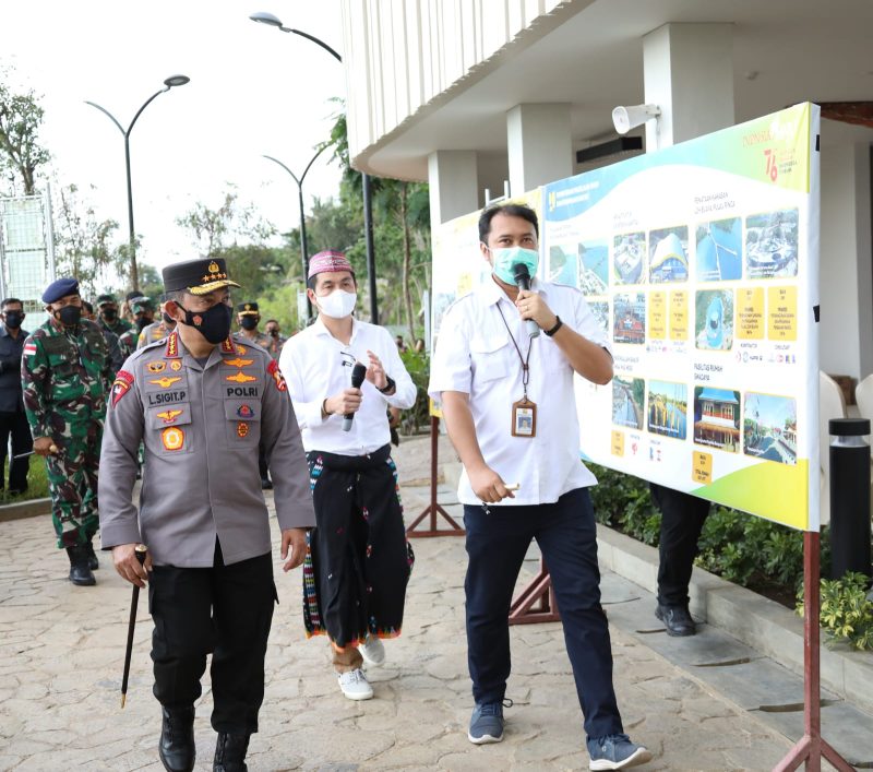 Kapolri Jenderal Listyo Sigit Prabowo bersama Panglima TNI Marsekal Hadi Tjahjanto saat bertatap muka dengan seluruh personel Brimob sekaligus meresmikan pembangunan kompleks Brimob Presisi Kompi 4 Balayon B Pelopor Manggarai Barat Satbrimob Polda NTT, Sabtu [6/11/2021].