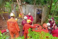 TIm rescue Basarnas Yogyakarta saat melakukan proses evakuasi korban