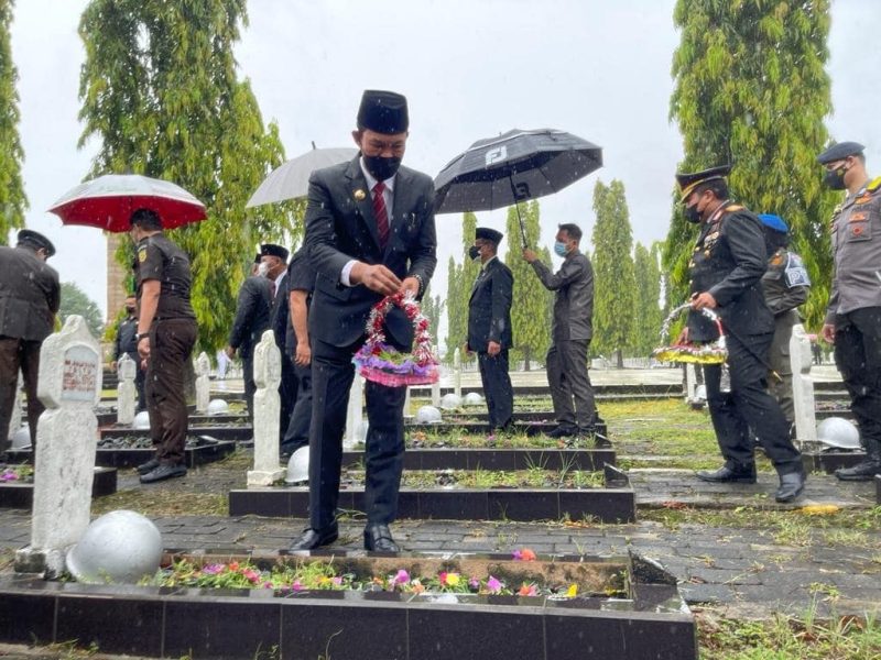 Di tengah guyuran hujan, semangat Walikota Palembang H Harnojoyo tetap berdiri tegap memberikan rasa hormat terhadap para Pahlawan yang gugur mendahului.