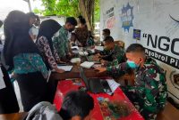 Para pelajar saat mendaftar menjadi peserta vaksinasi COVID-19, Kamis (11/11) di markas besar PWI Sumsel