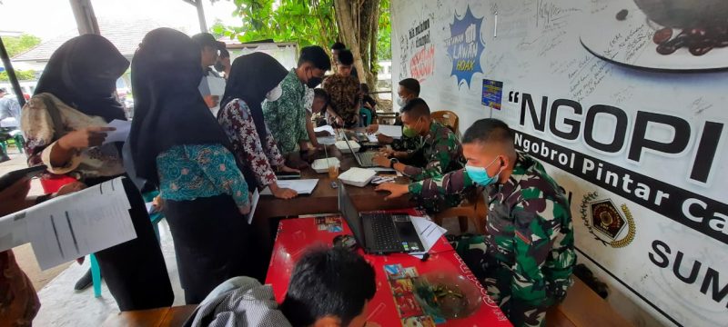 Para pelajar saat mendaftar menjadi peserta vaksinasi COVID-19, Kamis (11/11) di markas besar PWI Sumsel