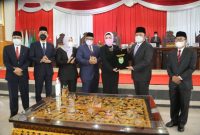 Rapat paripurna DPRD Provinsi Sumatera Selatan ke-XXXXII yang dipimpin Ketua DPRD Sumsel RA Anita Noeringhati dan dihadiri langsung Gubernur Sumsel Herman Deru, tentang kebijakan anggaran tahun 2022 serta menyampaikan nota kesepakatan, Jumat [12/11/2021].