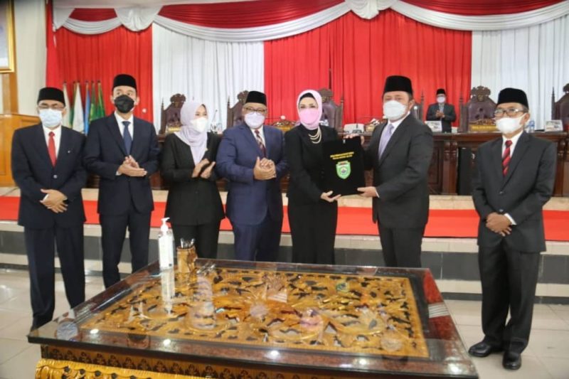 Rapat paripurna DPRD Provinsi Sumatera Selatan ke-XXXXII yang dipimpin Ketua DPRD Sumsel RA Anita Noeringhati dan dihadiri langsung Gubernur Sumsel Herman Deru, tentang kebijakan anggaran tahun 2022 serta menyampaikan nota kesepakatan, Jumat [12/11/2021].