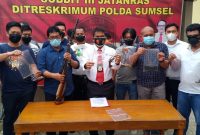 Subdit III Jatanras Ditreskrimum Polda Sumsel menyita dua pucuk senjata api rakitan [Senpira] jenis laras panjang dan laras pendek [Revolver] dari tersangka JI alias Jhoni [43] dan STS [31].