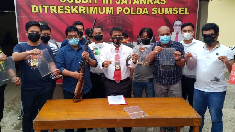 Subdit III Jatanras Ditreskrimum Polda Sumsel menyita dua pucuk senjata api rakitan [Senpira] jenis laras panjang dan laras pendek [Revolver] dari tersangka JI alias Jhoni [43] dan STS [31].