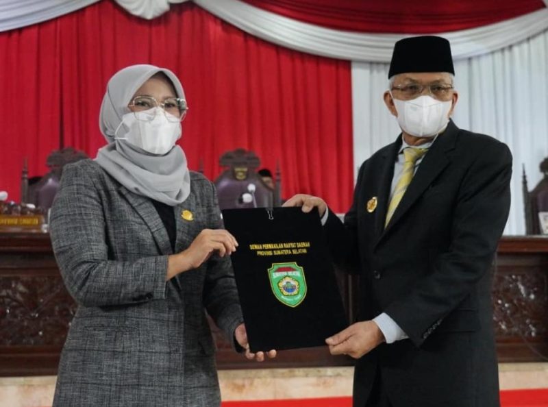 Wakil Gubernur Sumsel H Herman Deru menyampaikan jawaban Gubernur Sumsel terkait pemandangan umum fraksi-Fraksi DPRD Provinsi Sumsel terhadap Raperda APBD Provinsi Sumsel Tahun anggaran 2022.