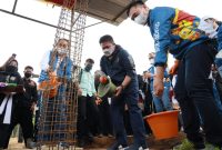 Gubernur Sumsel H Herman Deru melakukan peletakan batu pertama pembangunan Padepokan Persaudaraan Setia Hati Terate [PSHT] Cabang OKU Selatan Banding Agung Desa Air Rupik, Kabupaten OKU Selatan. 