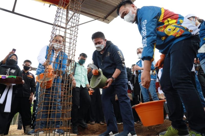 Gubernur Sumsel H Herman Deru melakukan peletakan batu pertama pembangunan Padepokan Persaudaraan Setia Hati Terate [PSHT] Cabang OKU Selatan Banding Agung Desa Air Rupik, Kabupaten OKU Selatan. 