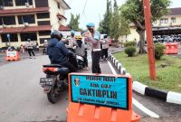 Penegakkan, Penertiban, Disiplin [Gaktiblin] diberlakukan terhadap kendaraan anggota Polri, PNS Polri, PHL Polda Sumsel, pegawai kantin, baik pribadi maupun dinas yang hendak memasuki Mapolda Sumsel.
