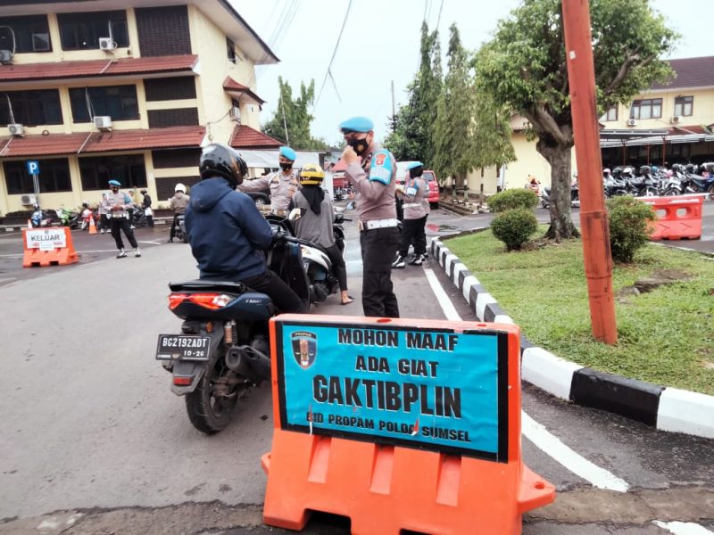 Penegakkan, Penertiban, Disiplin [Gaktiblin] diberlakukan terhadap kendaraan anggota Polri, PNS Polri, PHL Polda Sumsel, pegawai kantin, baik pribadi maupun dinas yang hendak memasuki Mapolda Sumsel.