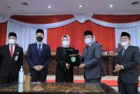 Gubernur Sumsel H Herman Deru bersama Ketua DPRD Provinsi Sumsel Hj RA Anita Noeringhati menandatangani surat keputusan bersama terhadap Rancangan Peraturan Daerah [Raperda] APBD Provinsi Sumsel Anggaran tahun 2022. 
