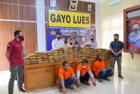 Polres Gayo Lues saat konferensi pers penangkapan tersangka penyelundupan 158 ganja kering