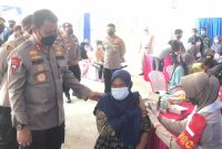 Kapolda Banten Irjen Pol Dr Rudy Heriyanto Adi Nugroho saat monitoring ke beberapa Tempat Pemungutan Suara (TPS), Minggu (31/10)