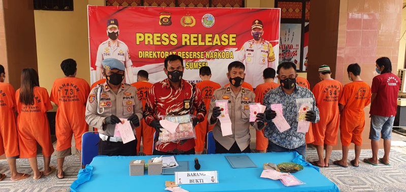Direktorat Reserse Norkoba Kepolisian Daerah Sumatera Selatan [Ditresnarkoba Polda Sumsel] berhasil menyita dari 106 tersangka dua kilogram sabu sabu, 173 butir ekstasi, dan 73 batang tanaman ganja di Kota Pagaralam beserta uang tunai senilai Rp300 juta.