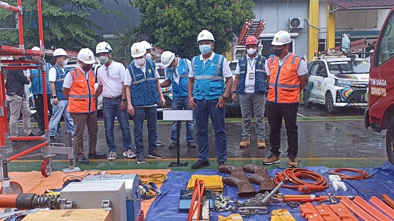 General Manager [GM] PT PLN [Persero] unit wilayah Sumsel, Jambi dan Bengkulu [UIWS2JB], Bambang Dwiyanto saat memimpin Apel Siaga Natal 2021 dan Tahun Baru 2022 serta meninjau perlengkapan peralatan, Jumat [10/12/2021]