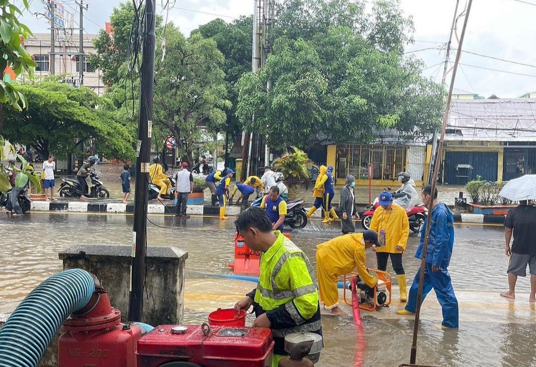 Pantauan di lapangan, Kepala Dinas PUTR Palembang Ahmad Bastari Yusak bersama para personel dengan perlengkapan armada dan pompa baik yang tetap maupun pompa bergerak melakukan upaya pengendalian banjir serta genagan di beberapa titik agar tidak menyebabkan bencana yang lebih besar.
