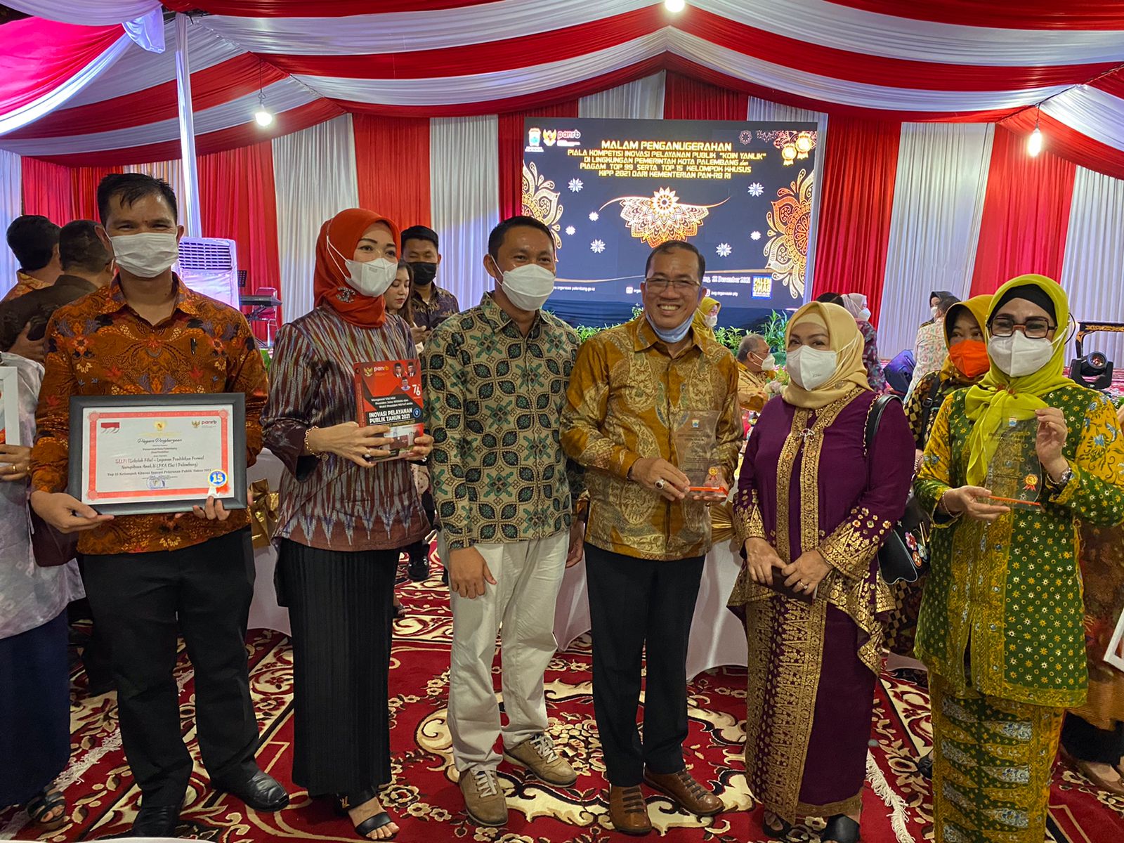 Kadisdik Palembang H Ahmad Zulinto SPd MM berpose bersama Deputi Pelayanan Publik Kementerian PAN-RB Prof DR Diah Natalisa MBA