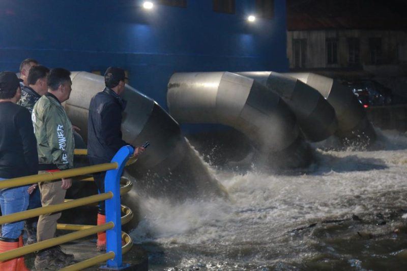 Hingga larut malam, Walikota Harnojoyo didamnpingi Kadis PUPR Palembang Ahmad Bastari Yusak meninjau dan memastikan titik genangan banjir dan Pompanisasi terkendali.