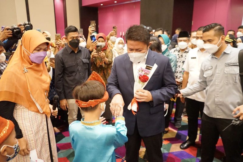 Saat memberikan tebakan dan berinteraksi dengan anak-anak PAUD mengenalkan literasi, Gubernur Sumsel H Herman Deru tampak didampingi Duta Literasi Sumsel Hj Ratu Tenny Leriva.