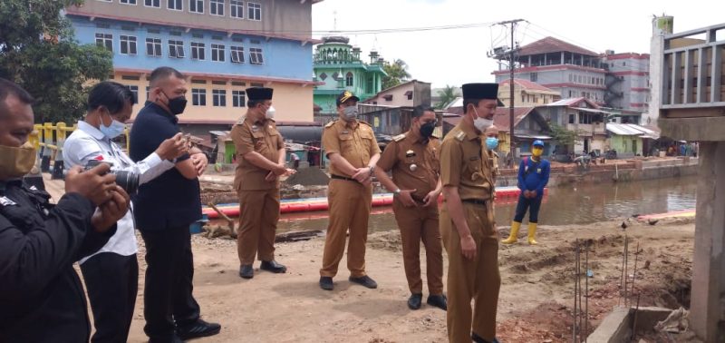 Walikota Palembang H Harnojoyo meninjau langsung progres proyek Restorasi Sungai Sekanak Lambidaro yang telah berlangsung semenjak Mei 2021.