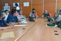 Kapolsek Kalidoni AKP Irwan Siddik bersama Humas PT Pusri Suryo Hartono dan Bhabinsa ajak dialog Lembaga Swadaya Masyarakat Gerakan Pemuda Kerakyatan [LSM GPK] yang hendak berunjuk rasa [unras] di depan kantor PT Pusri Palembang, Senin [13/12/2021].