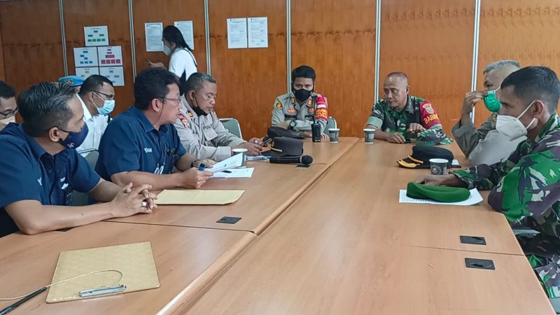 Kapolsek Kalidoni AKP Irwan Siddik bersama Humas PT Pusri Suryo Hartono dan Bhabinsa ajak dialog Lembaga Swadaya Masyarakat Gerakan Pemuda Kerakyatan [LSM GPK] yang hendak berunjuk rasa [unras] di depan kantor PT Pusri Palembang, Senin [13/12/2021].