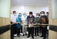 Gubernur Sumatera Selatan H Herman Deru resmikan Layanan Kesehatan Hemodialisa [Yankes Cuci Darah] sekaligus mengunjungi para Pasien Pasca Operasi Bedah Thoraks Kardiovaskuler [BTKV] Perdana yang dilakukan oleh RSUD Siti Fatimah, Rabu [22/12/2021].