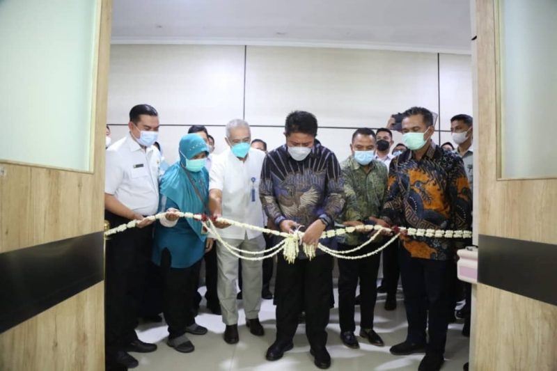 Gubernur Sumatera Selatan H Herman Deru resmikan Layanan Kesehatan Hemodialisa [Yankes Cuci Darah] sekaligus mengunjungi para Pasien Pasca Operasi Bedah Thoraks Kardiovaskuler [BTKV] Perdana yang dilakukan oleh RSUD Siti Fatimah, Rabu [22/12/2021].