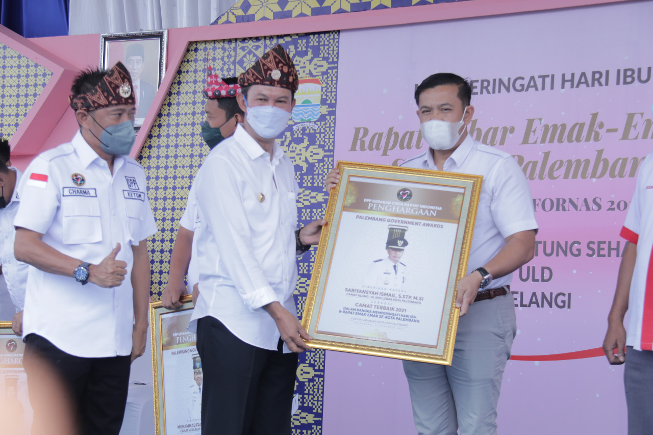 Semarak Hari Ibu yang jatuh pada hari ini, 22 Desember 2021 diperingati Emak Emak dengan menggelar senam sehat dan rapat akbar.