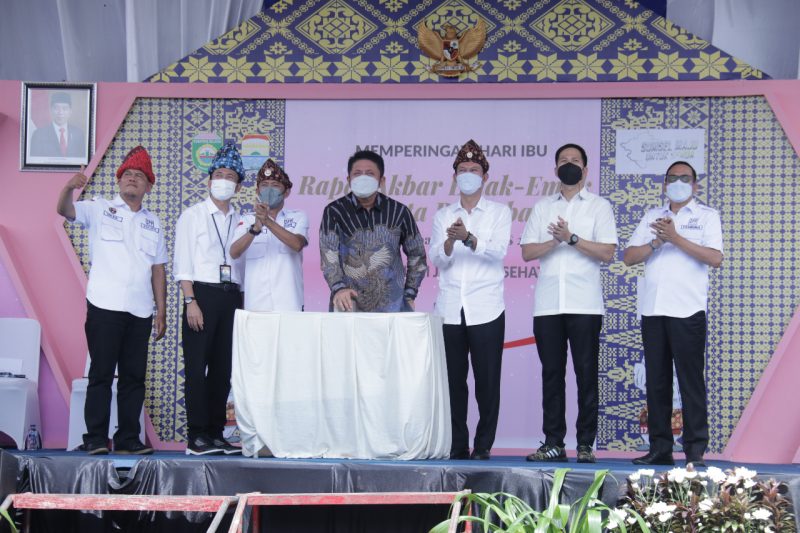 Semarak Hari Ibu yang jatuh pada hari ini, 22 Desember 2021 diperingati Emak Emak dengan menggelar senam sehat dan rapat akbar. 